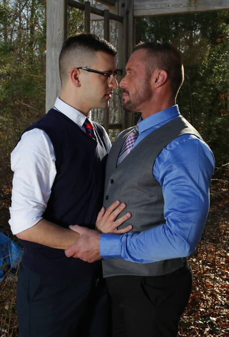 戴眼鏡的年輕伊恩·萊文與成熟鬍鬚男同性戀者接吻