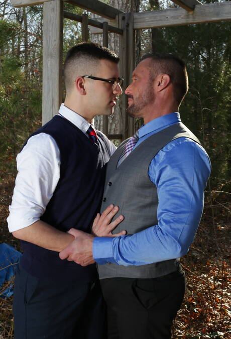 戴眼鏡的年輕伊恩·萊文與成熟鬍鬚男同性戀者接吻