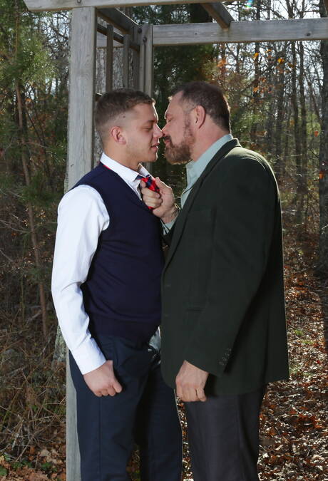 戴眼鏡的年輕伊恩·萊文與成熟鬍鬚男同性戀者接吻