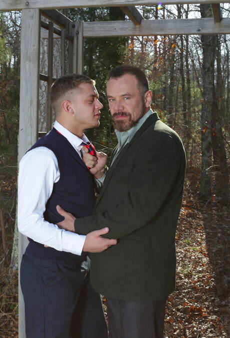 戴眼鏡的年輕伊恩·萊文與成熟鬍鬚男同性戀者接吻