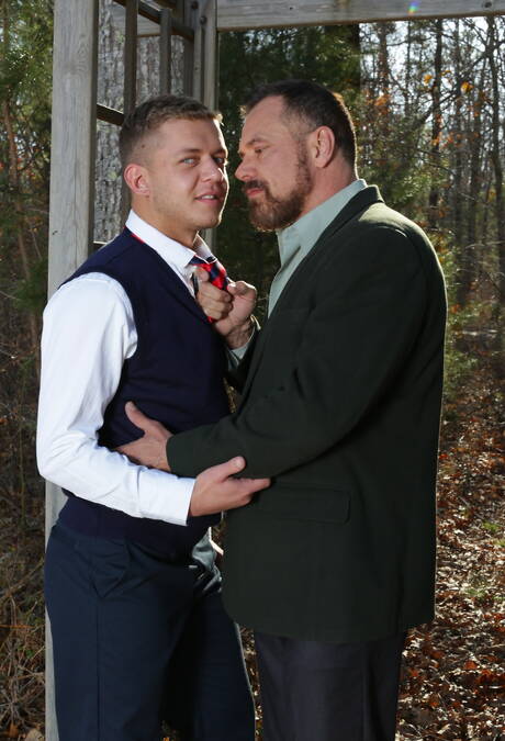 戴眼鏡的年輕伊恩·萊文與成熟鬍鬚男同性戀者接吻