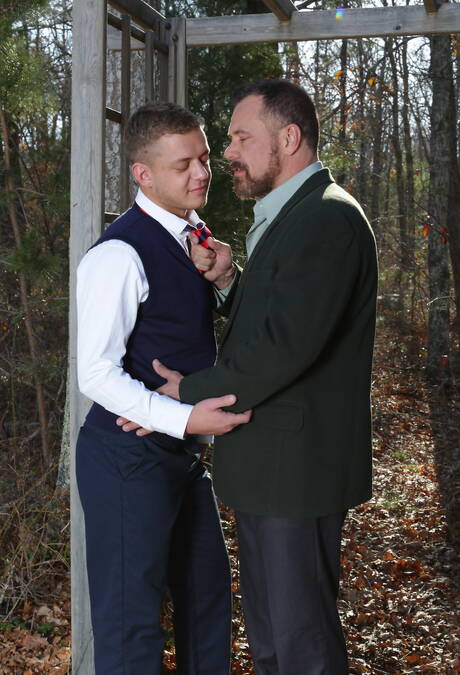 戴眼鏡的年輕伊恩·萊文與成熟鬍鬚男同性戀者接吻