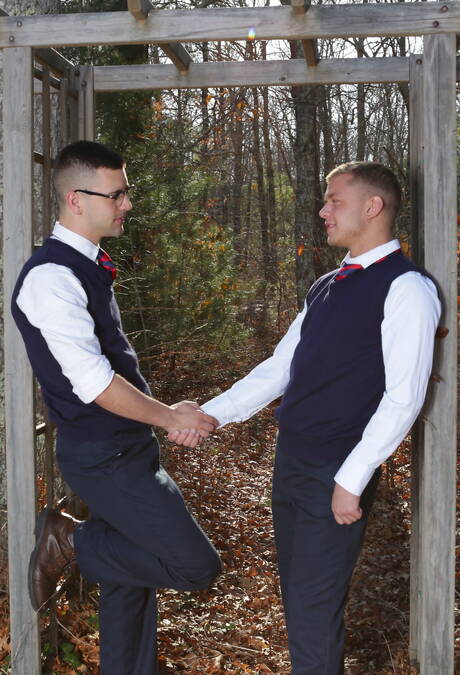 戴眼鏡的年輕伊恩·萊文與成熟鬍鬚男同性戀者接吻