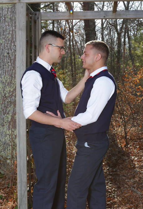 戴眼鏡的年輕伊恩·萊文與成熟鬍鬚男同性戀者接吻