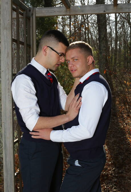 戴眼鏡的年輕伊恩·萊文與成熟鬍鬚男同性戀者接吻