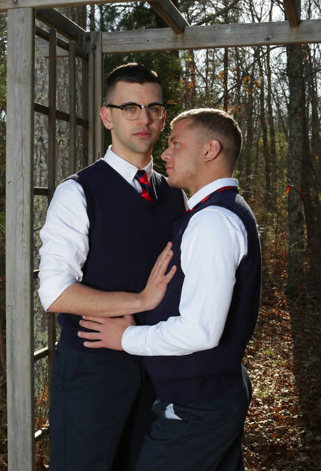 戴眼鏡的年輕伊恩·萊文與成熟鬍鬚男同性戀者接吻