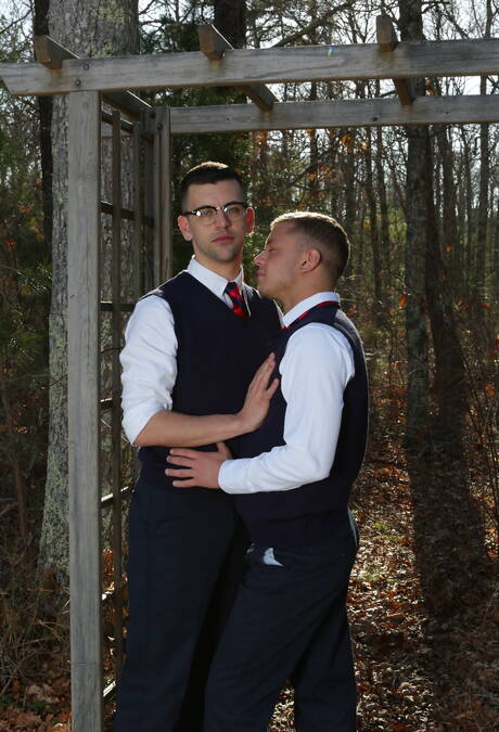 戴眼鏡的年輕伊恩·萊文與成熟鬍鬚男同性戀者接吻