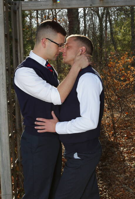 戴眼鏡的年輕伊恩·萊文與成熟鬍鬚男同性戀者接吻