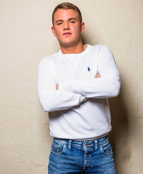 Der amerikanische Hengst Brandon Wilde zieht sich aus und zeigt einen schönen Hintern