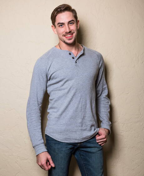 Der amerikanische Muskelprotz Jack Hunter posiert nackt und zeigt einen schönen Hintern