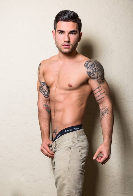 Il muscoloso russo Vadim Black mostra un corpo perfetto