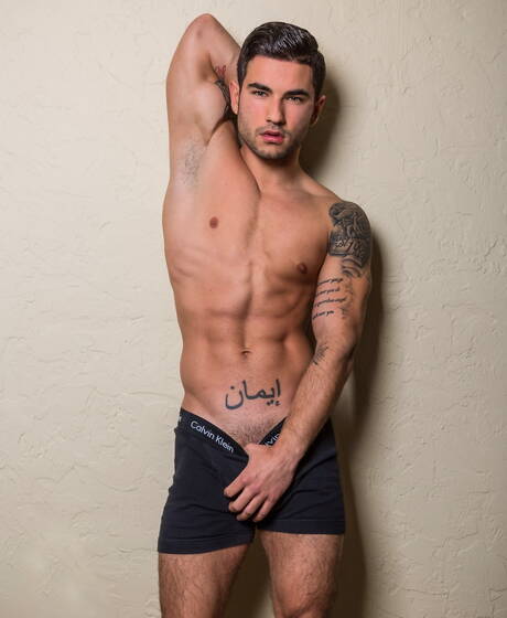 De Russische gespierde Vadim Black toont een perfect lichaam