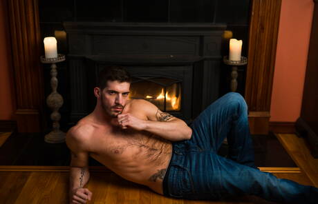 La loutre américaine Ty Roderick se masturbe