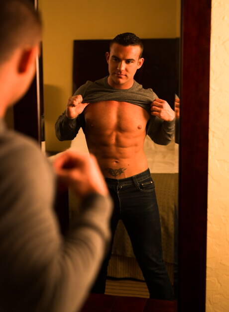 Amerykański muskularny Killian James prezentuje silne ciało