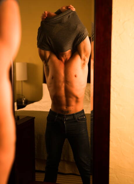 Le costaud américain Killian James montre un corps solide