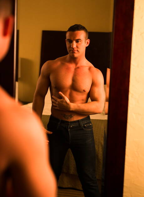 Le costaud américain Killian James montre un corps solide