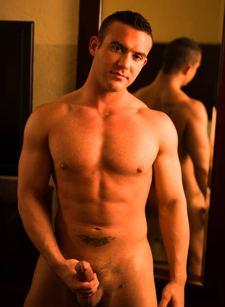 Le costaud américain Killian James montre un corps solide