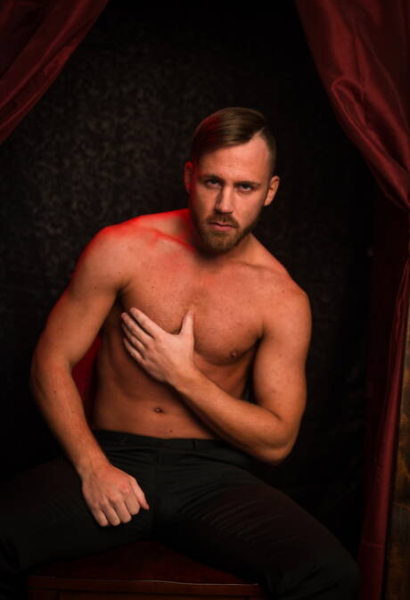 O husky alemão Alexander Gustavo e o supergaranhão holandês Logan Moore posando nus