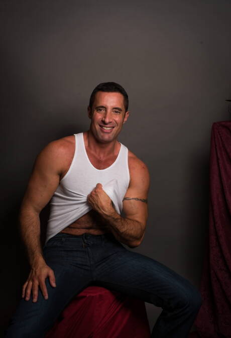 Il bravo ragazzo americano Josh Stone e il muscoloso Nick Capra si prendono gioco del cazzo