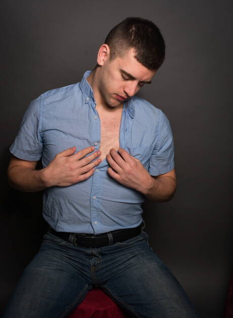 Il bravo ragazzo americano Josh Stone e il muscoloso Nick Capra si prendono gioco del cazzo