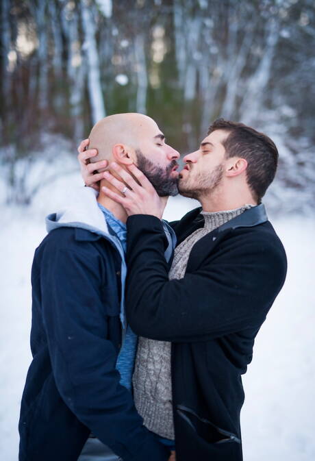 ホットなアメリカの少年カワウソのタイ・ロデリックと毛むくじゃらのクマのデイモン・アンドロスが屋外でチンポをしゃぶるシーン