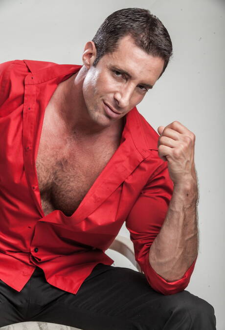 El guapo estadounidense Lance Hart y el hombre fuerte Nick Capra posando desnudos y mostrando su apretado trasero.