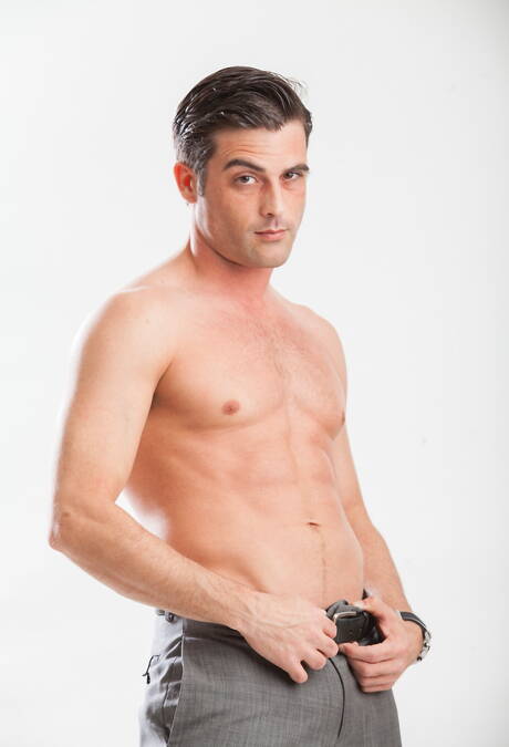 El guapo estadounidense Lance Hart y el hombre fuerte Nick Capra posando desnudos y mostrando su apretado trasero.