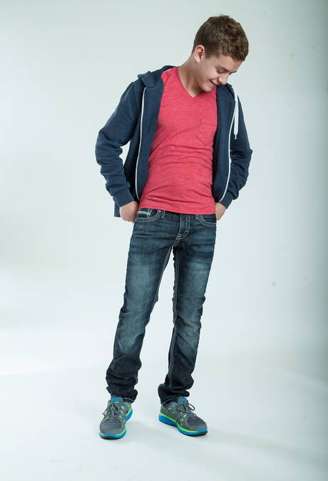 Der attraktive Brian Davilla und der amerikanische Muskelprotz Ian Levine spielen mit Schwänzen