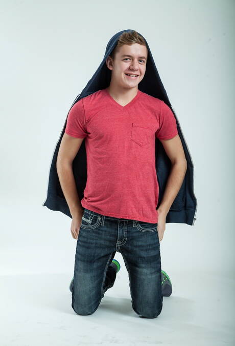 Der attraktive Brian Davilla und der amerikanische Muskelprotz Ian Levine spielen mit Schwänzen