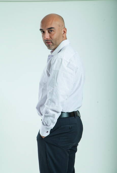 Der attraktive Brian Davilla und der amerikanische Muskelprotz Ian Levine spielen mit Schwänzen