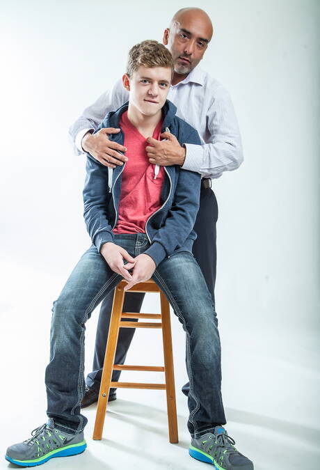 Der attraktive Brian Davilla und der amerikanische Muskelprotz Ian Levine spielen mit Schwänzen