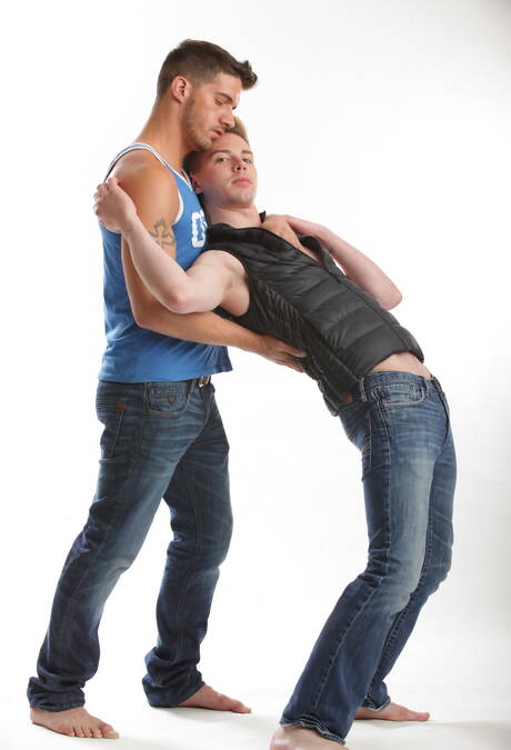 Hete Amerikaanse gasten, jonge gast Kyler Ash en Otter Ty Roderick plagen met pik