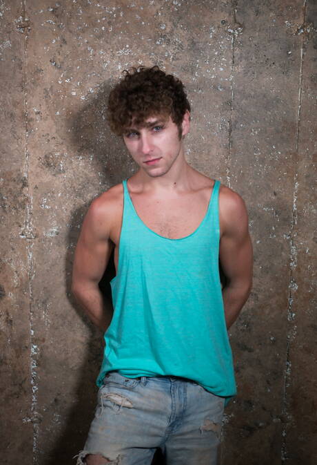 Il bel ragazzo americano Troy Accola e il bel ragazzo Calvin Banks posano nudi e mostrano un bel sedere