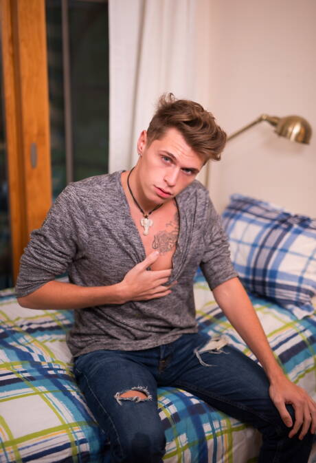 Il giovane peloso Calvin Banks si spoglia e posa