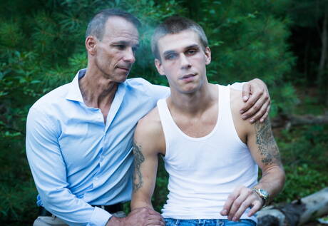 漂亮的美國男孩肌肉男Rodney Steele和性感的Trent Ferris在戶外享受快樂