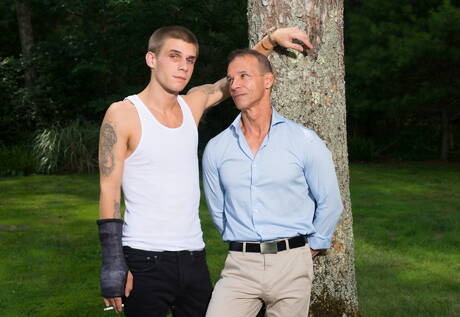 漂亮的美國男孩肌肉男Rodney Steele和性感的Trent Ferris在戶外享受快樂