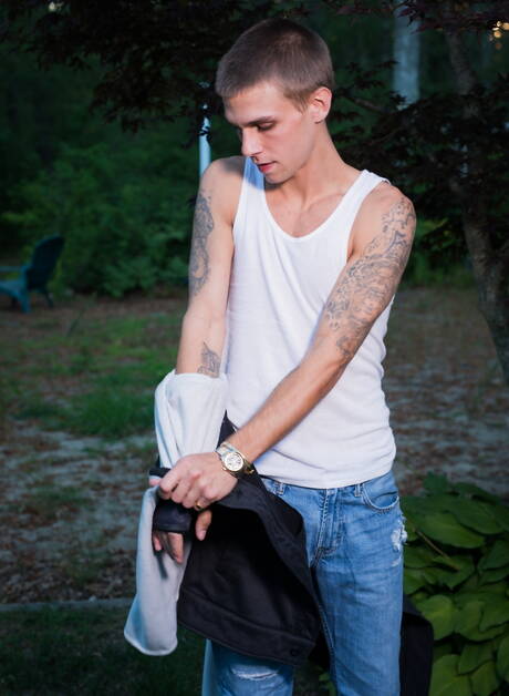 漂亮的美國男孩肌肉男Rodney Steele和性感的Trent Ferris在戶外享受快樂