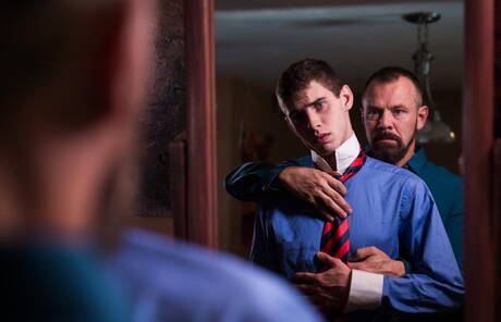 美國大力士 Max Sargent 和年輕帥哥 Max Truitt 玩弄雞巴