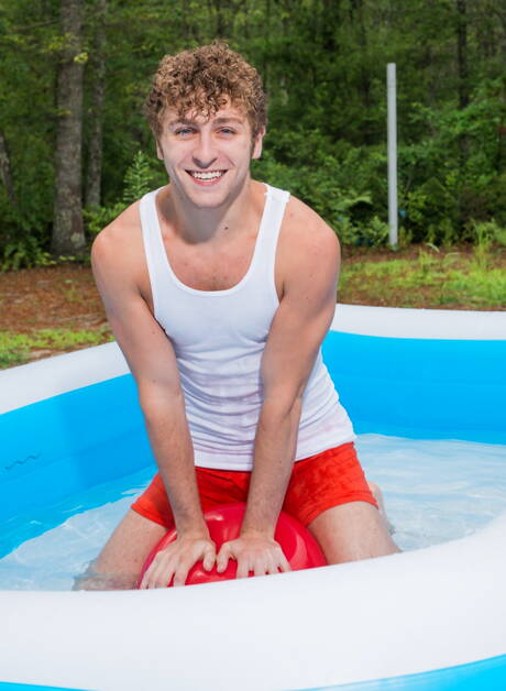 Il bel fusto americano Calvin Banks si masturba all