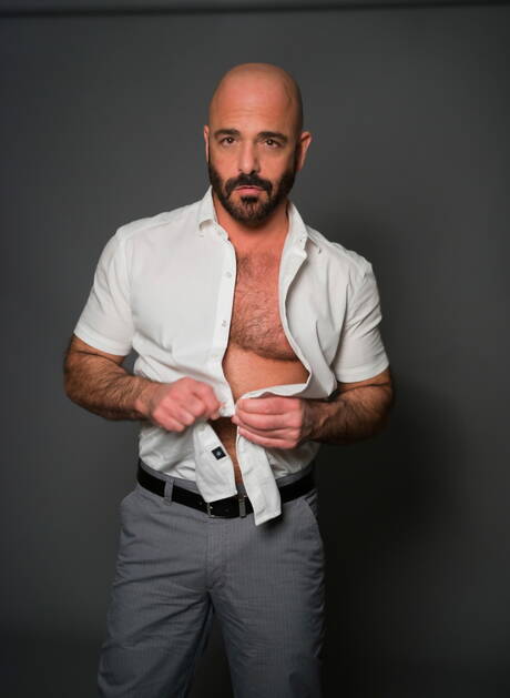 American stars hairy stud Adam Russo and beefy Killian James shows a sturdy body outside