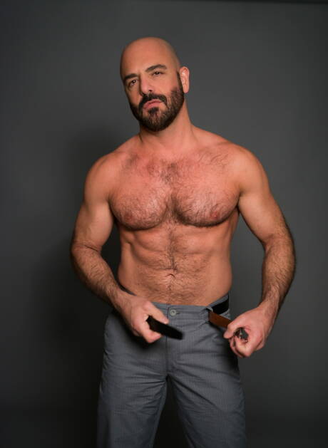 American stars hairy stud Adam Russo and beefy Killian James shows a sturdy body outside