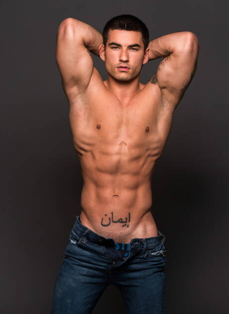 Die gut gebaute Amerikanerin Billie Ramos und der kräftige Russe Vadim Black wichsen im Freien einen Schwanz