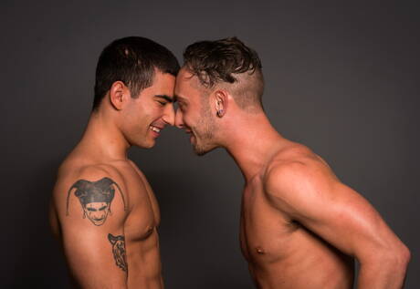 Die gut gebaute Amerikanerin Billie Ramos und der kräftige Russe Vadim Black wichsen im Freien einen Schwanz