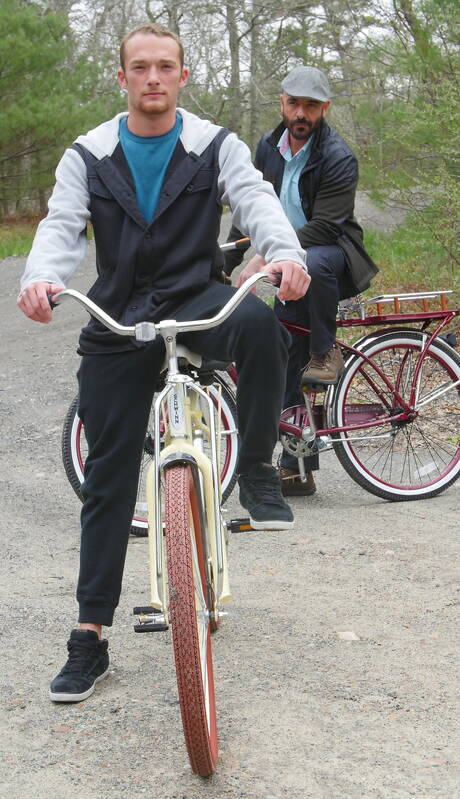 Brodaty przystojniak Billie, Roman Todd, Adam i Derek całują się i pozują na zewnątrz