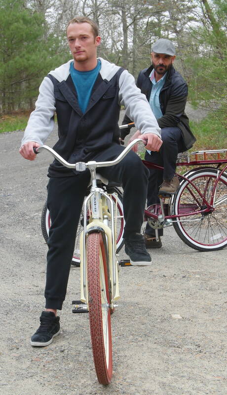 Brodaty przystojniak Billie, Roman Todd, Adam i Derek całują się i pozują na zewnątrz