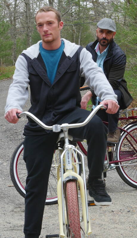 Brodaty przystojniak Billie, Roman Todd, Adam i Derek całują się i pozują na zewnątrz