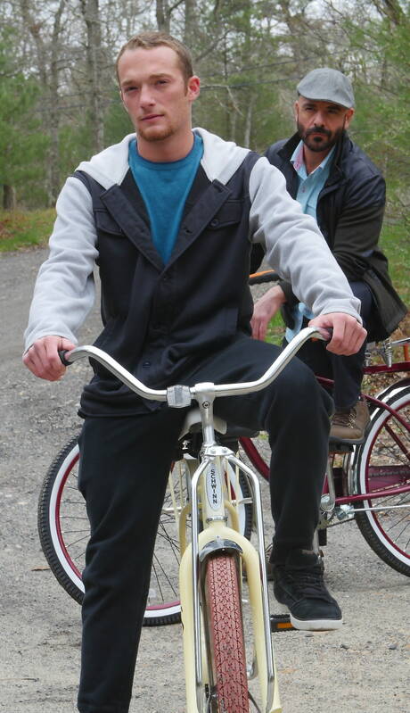 Brodaty przystojniak Billie, Roman Todd, Adam i Derek całują się i pozują na zewnątrz