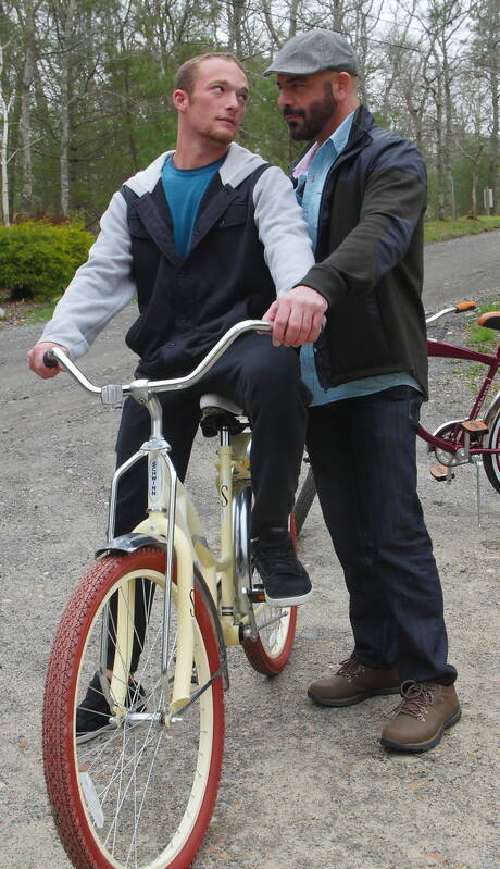 Brodaty przystojniak Billie, Roman Todd, Adam i Derek całują się i pozują na zewnątrz