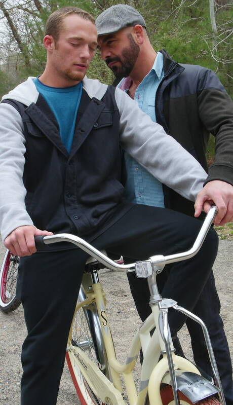 Brodaty przystojniak Billie, Roman Todd, Adam i Derek całują się i pozują na zewnątrz