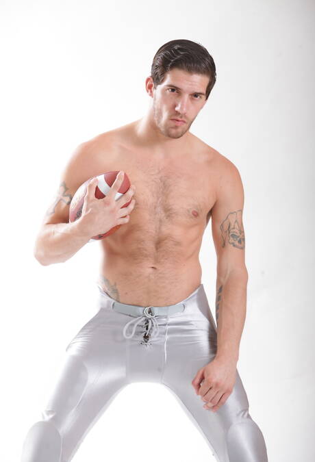 Sexy Amerikanen, twink Jamie Sanders en otter Ty Roderick kleden zich uit en laten hun mooie kont zien